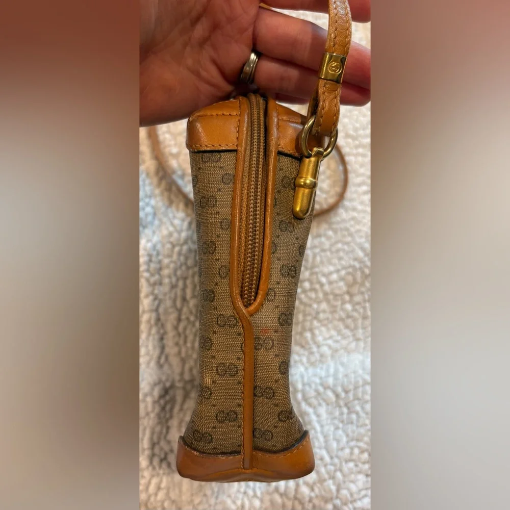 Authentic Vintage Gucci Crossbody Bag with Gold Accents - Picture 4 of 14